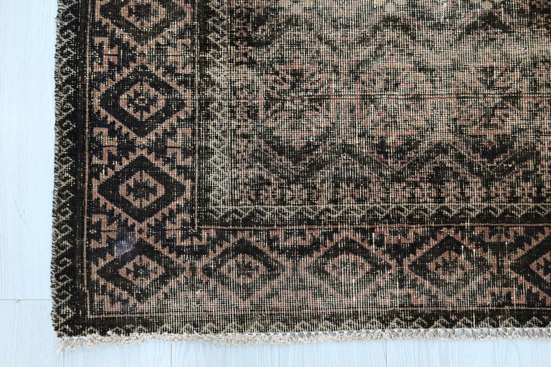 brown Accent rug 3' 2" x 6' 4"