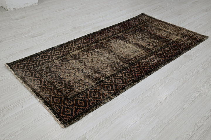 brown Accent rug 3' 2" x 6' 4"