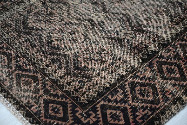 brown Accent rug 3' 2" x 6' 4"