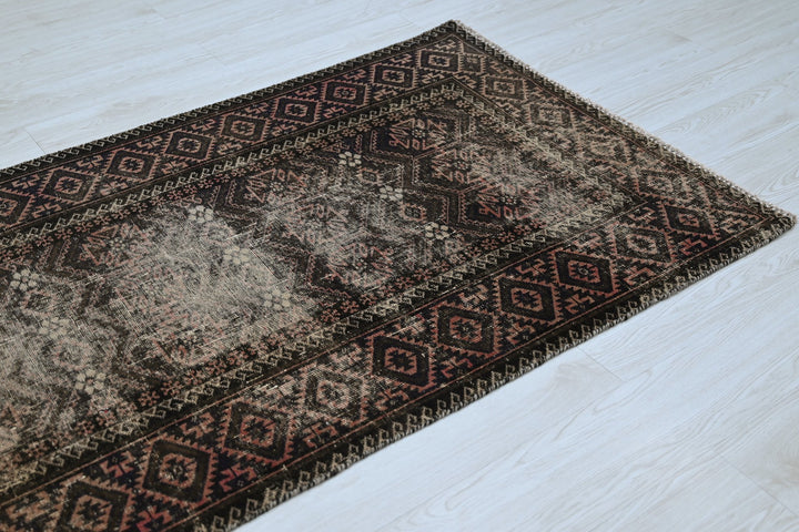 brown Accent rug 3' 2" x 6' 4"