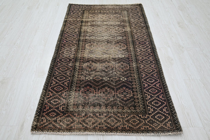brown Accent rug 3' 2" x 6' 4"