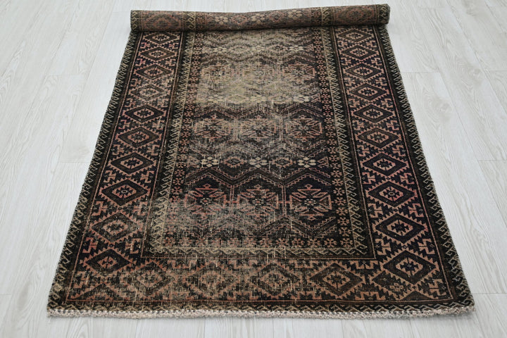brown Accent rug 3' 2" x 6' 4"