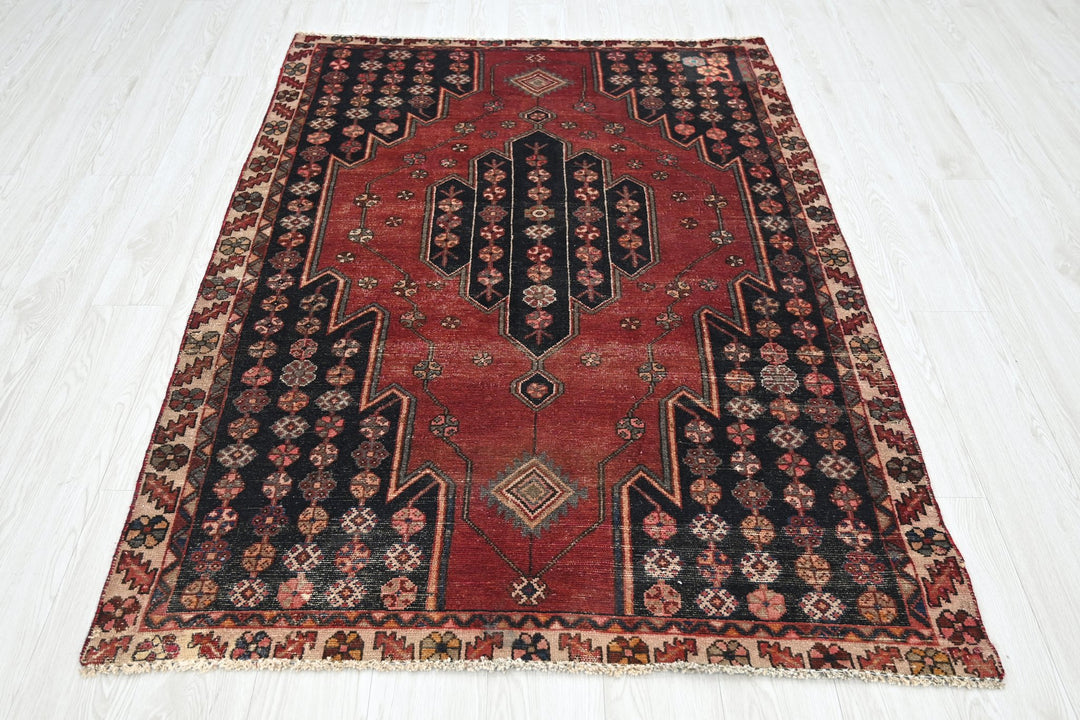 red Accent rug 4' 1" x 6' 2"