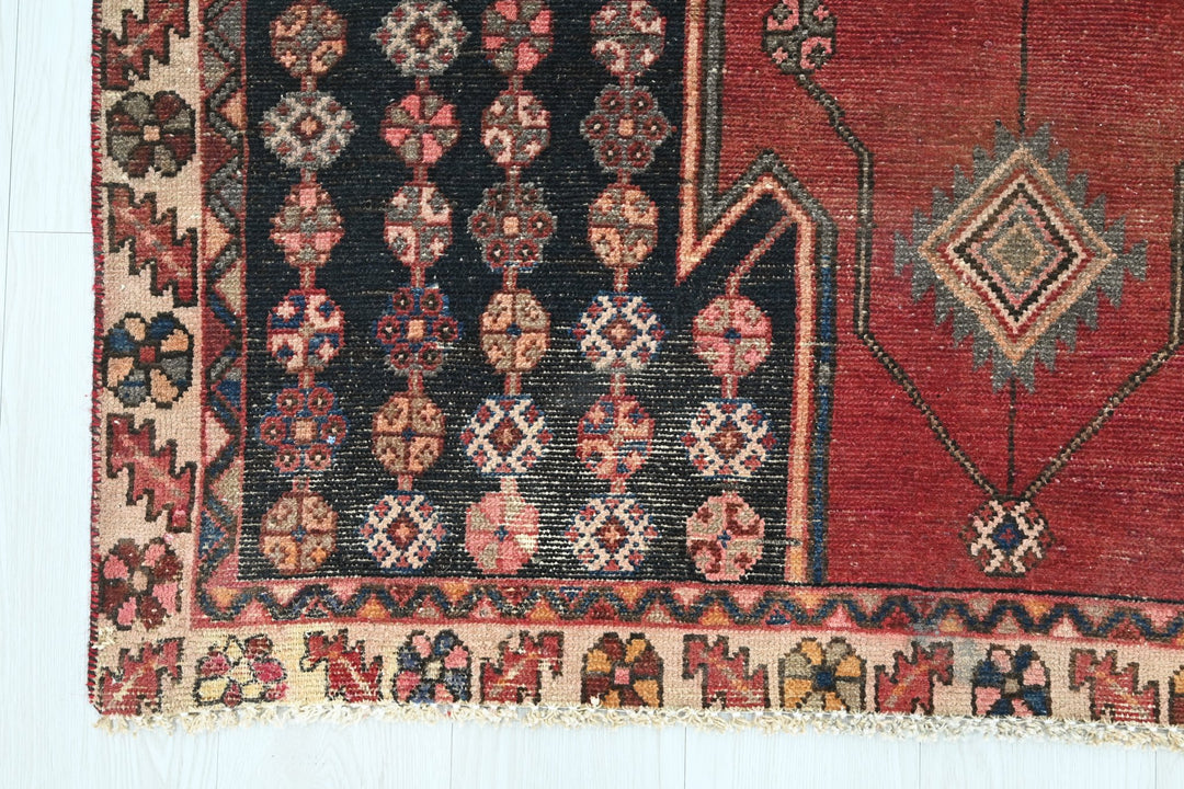 red Accent rug 4' 1" x 6' 2"