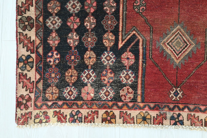 red Accent rug 4' 1" x 6' 2"