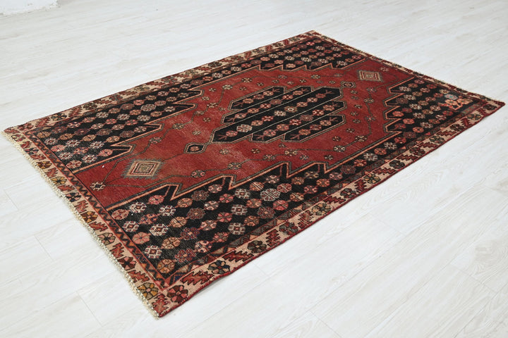 red Accent rug 4' 1" x 6' 2"