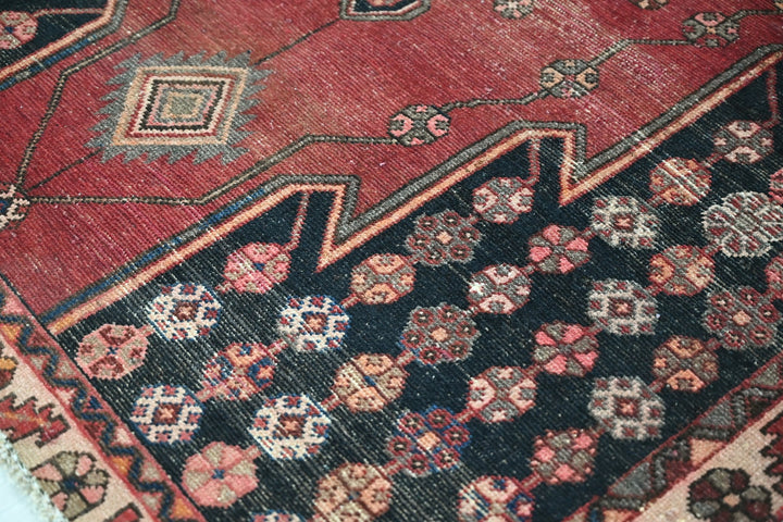 red Accent rug 4' 1" x 6' 2"