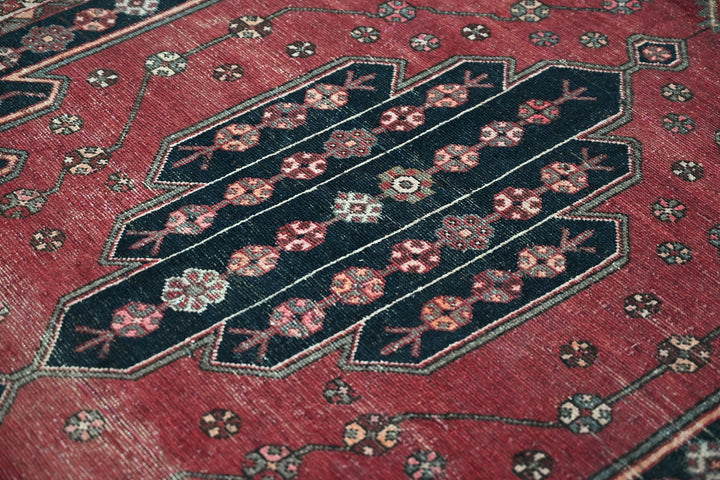 red Accent rug 4' 1" x 6' 2"