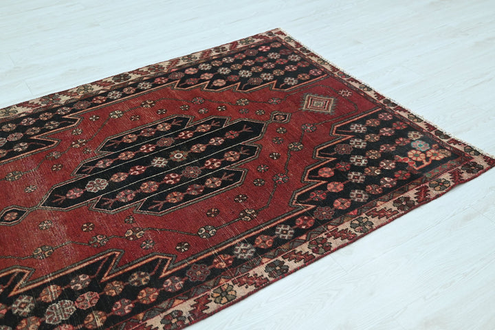 red Accent rug 4' 1" x 6' 2"