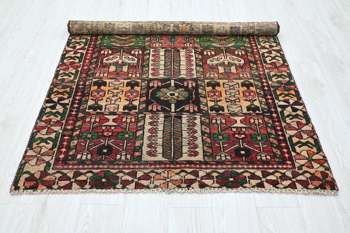 brown Accent rug 3' 10" x 6' 1"
