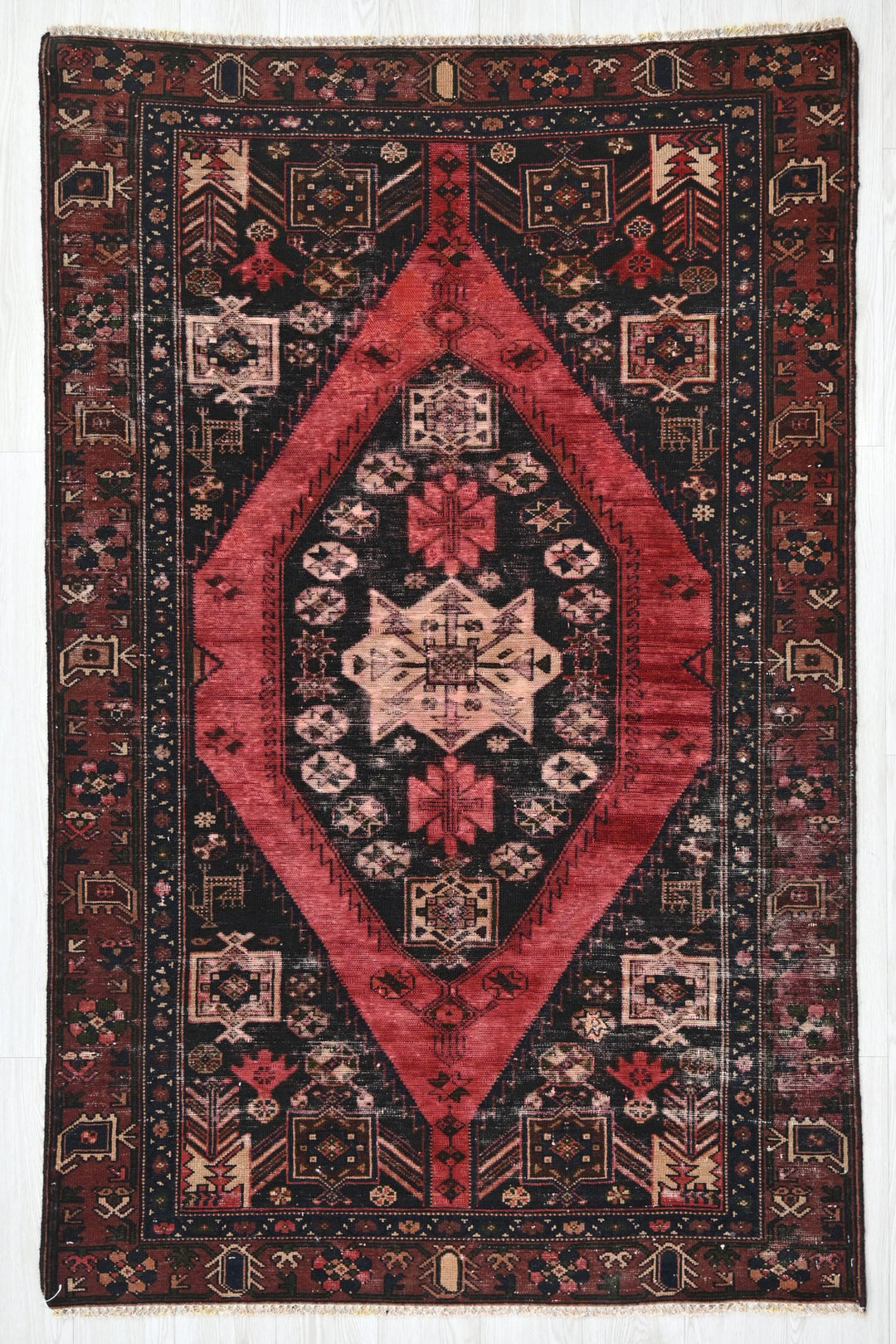 black Accent rug 3' 11" x 6' 3"