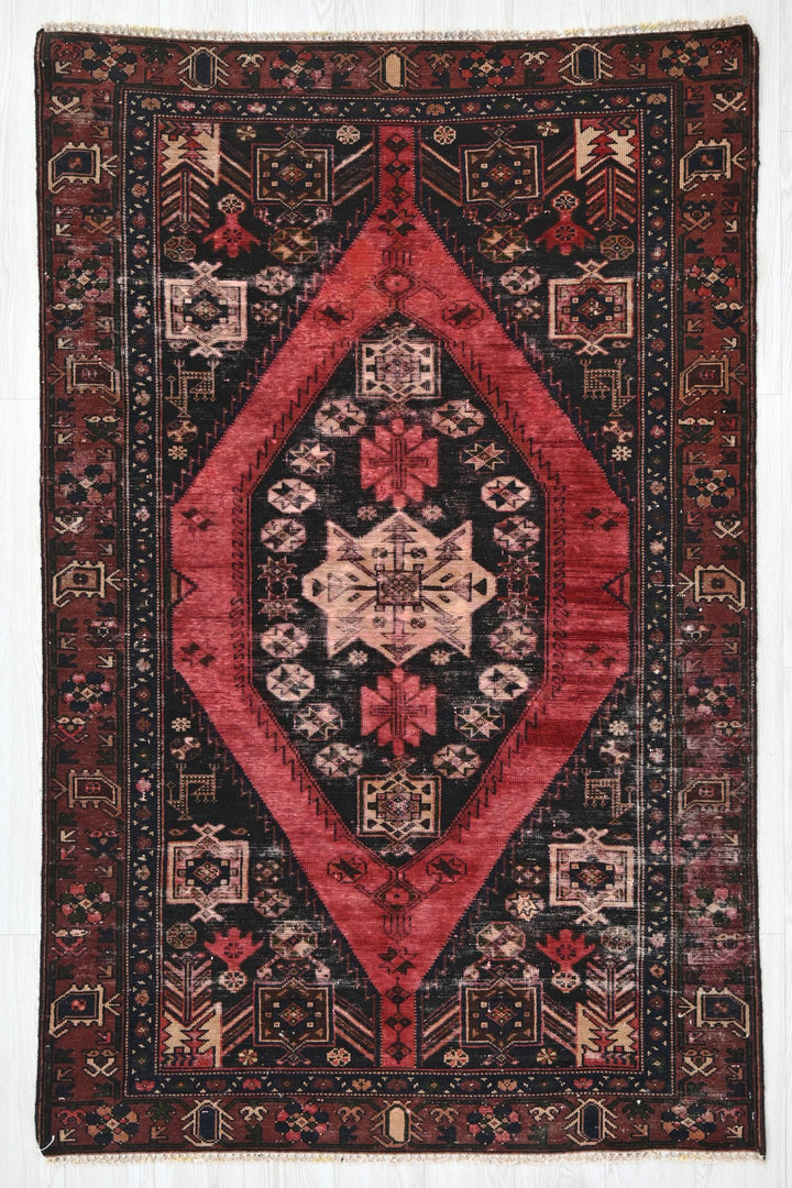black Accent rug 3' 11" x 6' 3"