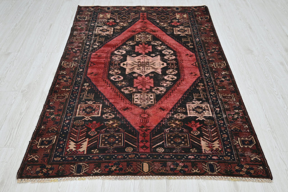 black Accent rug 3' 11" x 6' 3"