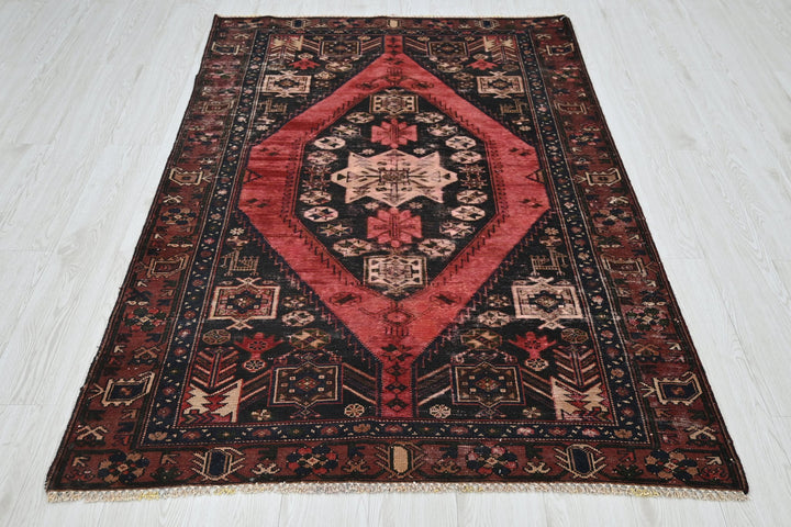 black Accent rug 3' 11" x 6' 3"