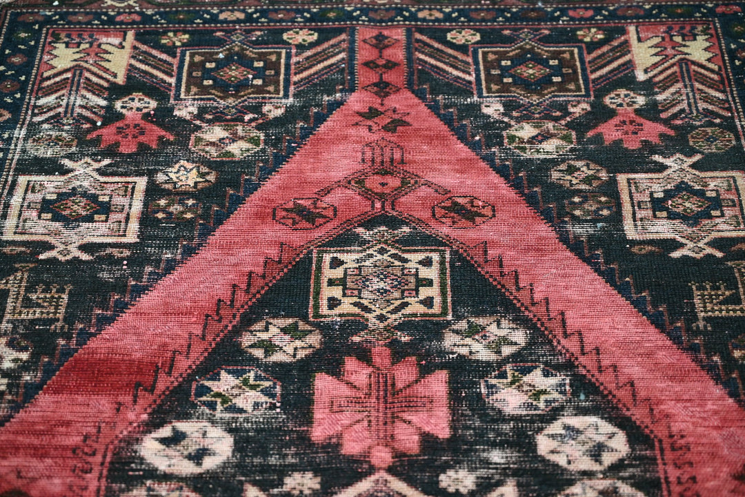 black Accent rug 3' 11" x 6' 3"