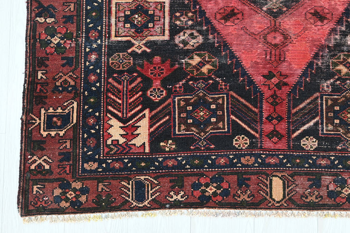 black Accent rug 3' 11" x 6' 3"
