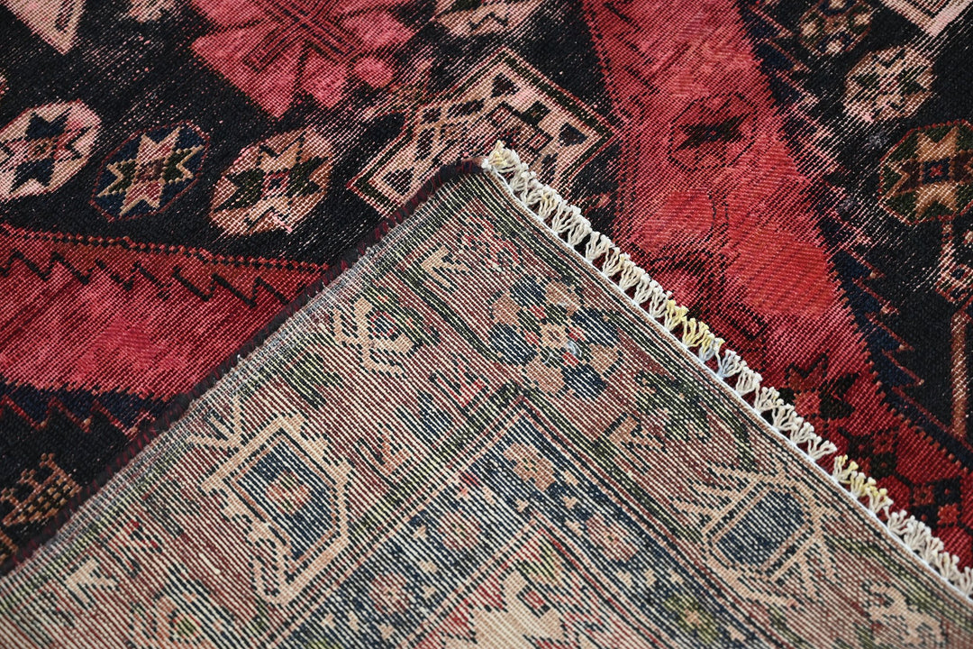 black Accent rug 3' 11" x 6' 3"