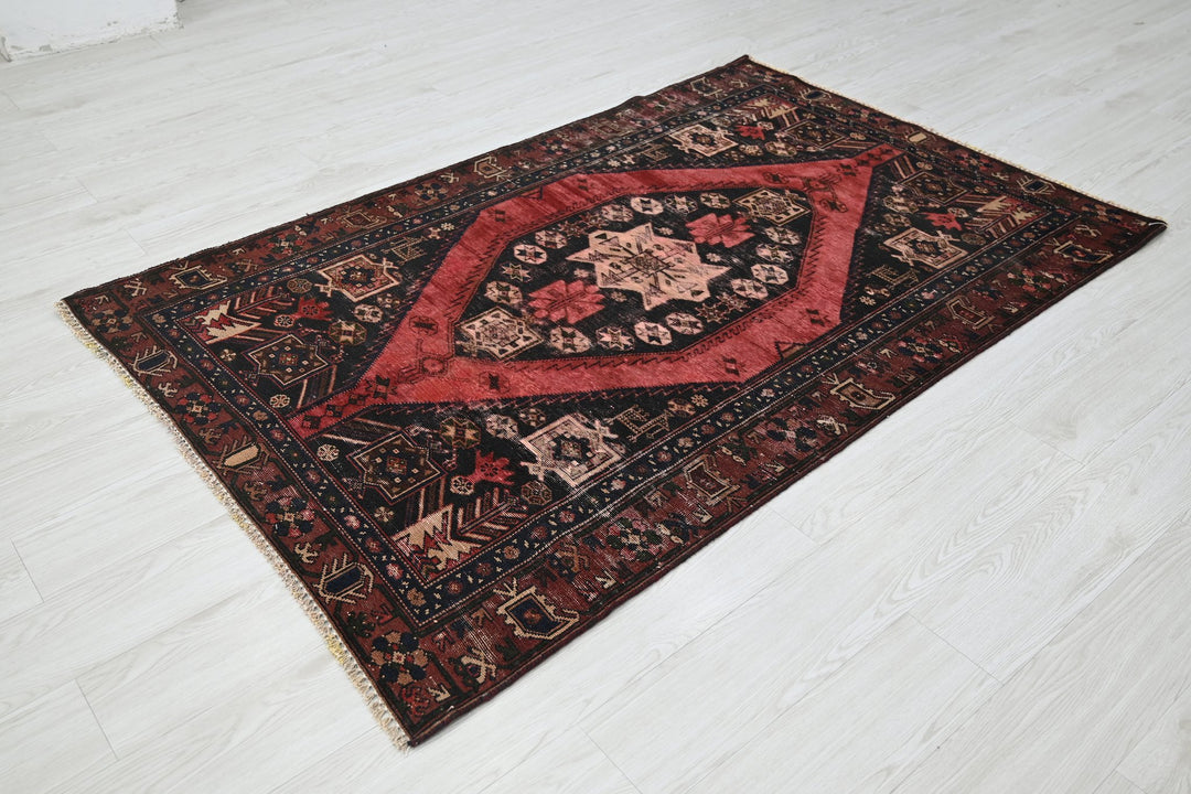 black Accent rug 3' 11" x 6' 3"