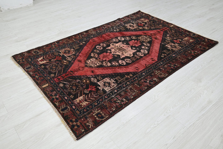 black Accent rug 3' 11" x 6' 3"