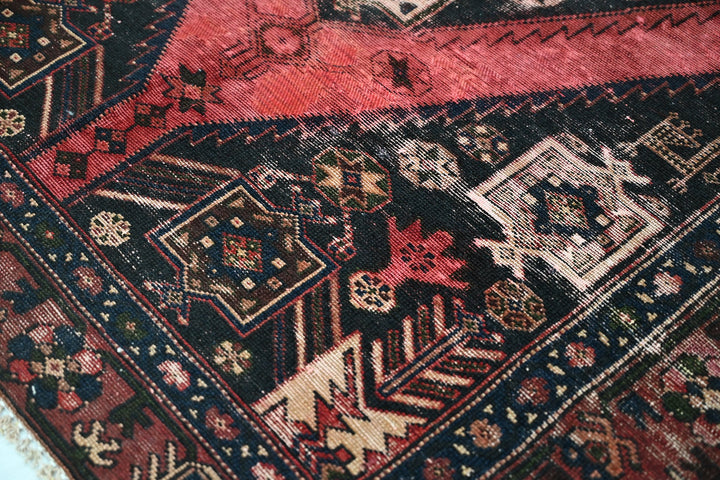 black Accent rug 3' 11" x 6' 3"
