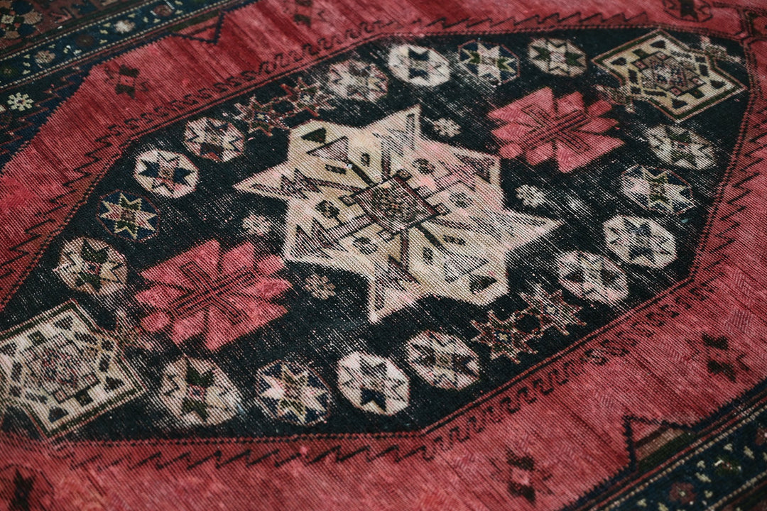 black Accent rug 3' 11" x 6' 3"