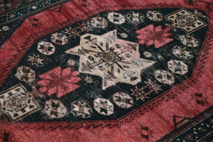black Accent rug 3' 11" x 6' 3"
