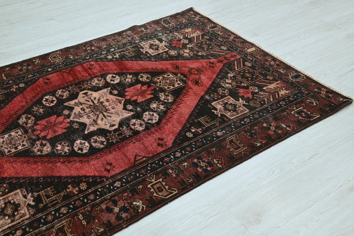 black Accent rug 3' 11" x 6' 3"