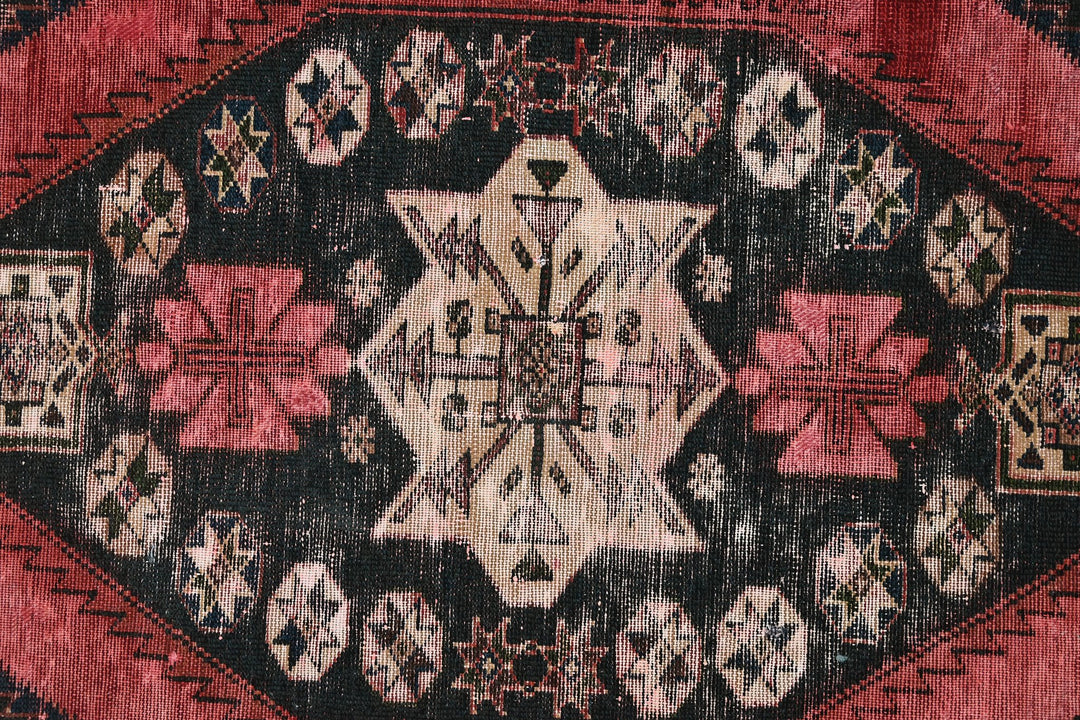 black Accent rug 3' 11" x 6' 3"