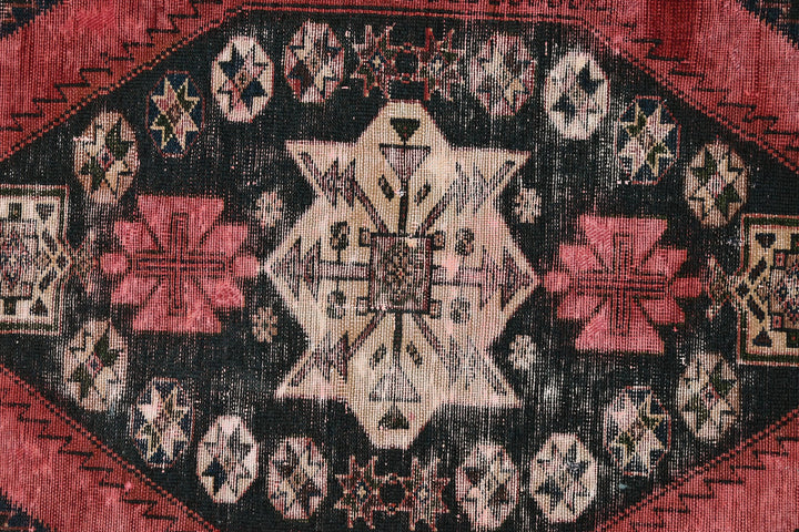 black Accent rug 3' 11" x 6' 3"