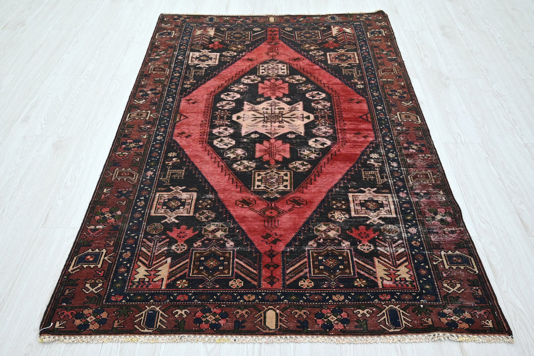 black Accent rug 3' 11" x 6' 3"