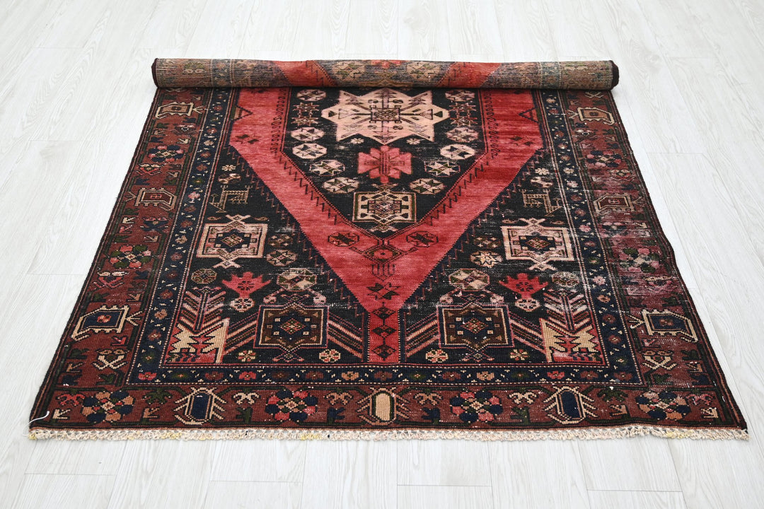 black Accent rug 3' 11" x 6' 3"