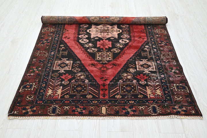 black Accent rug 3' 11" x 6' 3"
