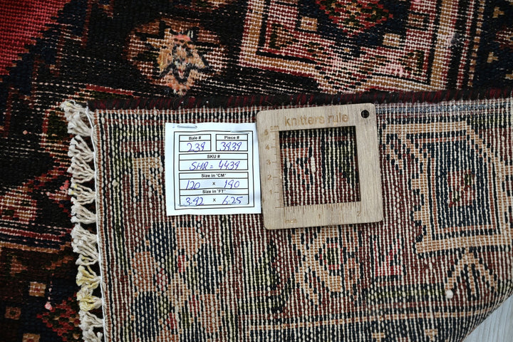 black Accent rug 3' 11" x 6' 3"