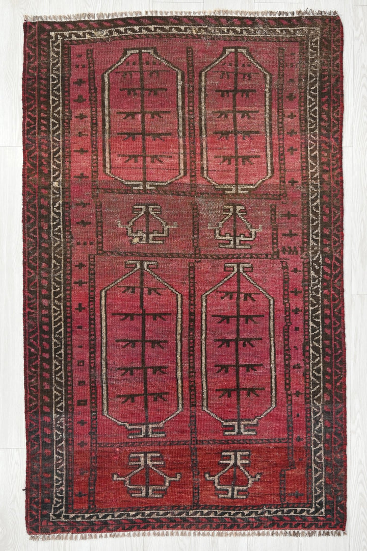 red Accent rug 3' 1" x 5' 2"