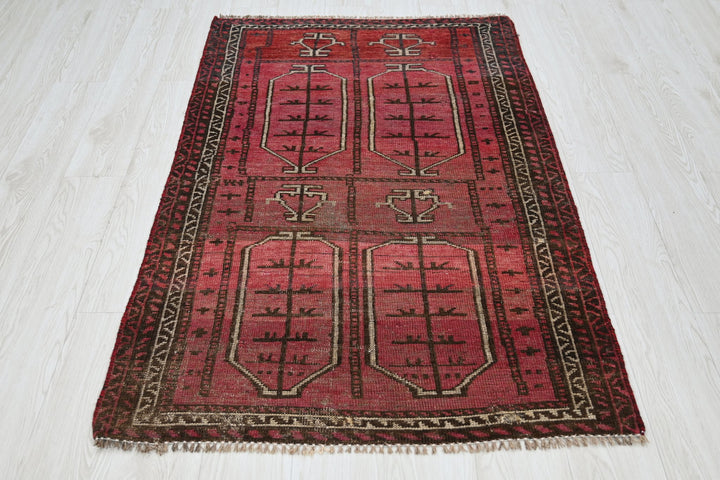 red Accent rug 3' 1" x 5' 2"