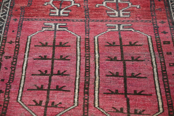 red Accent rug 3' 1" x 5' 2"