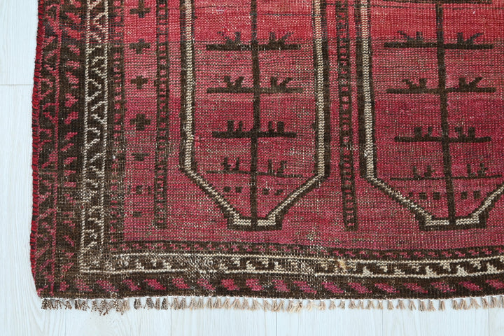 red Accent rug 3' 1" x 5' 2"