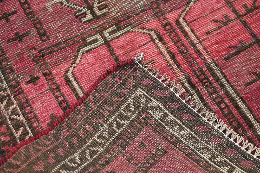 red Accent rug 3' 1" x 5' 2"