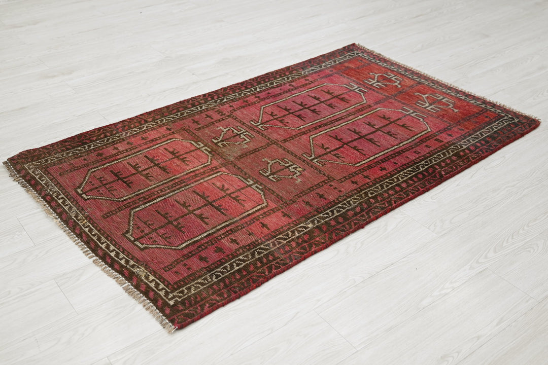 red Accent rug 3' 1" x 5' 2"