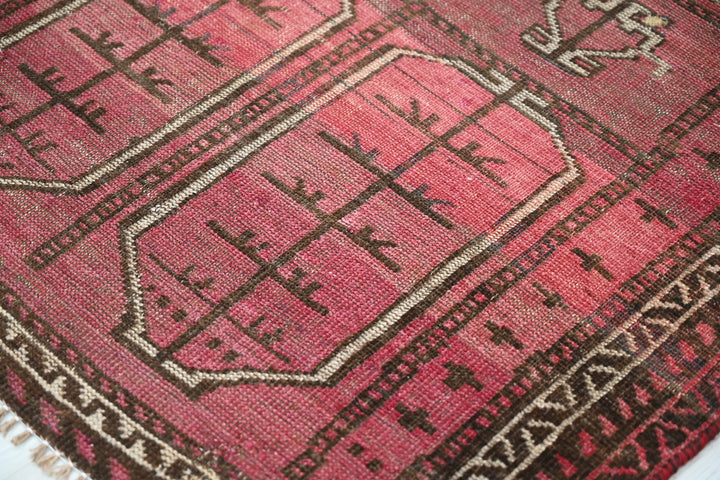 red Accent rug 3' 1" x 5' 2"