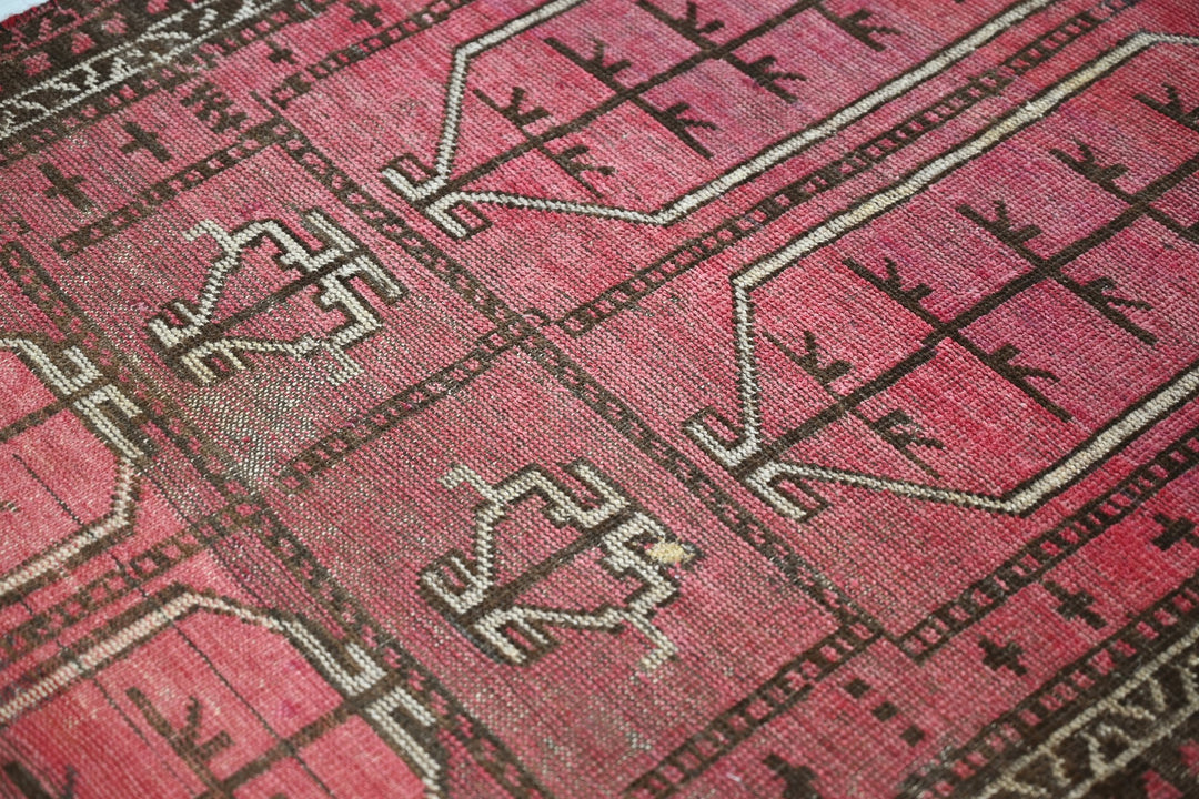 red Accent rug 3' 1" x 5' 2"