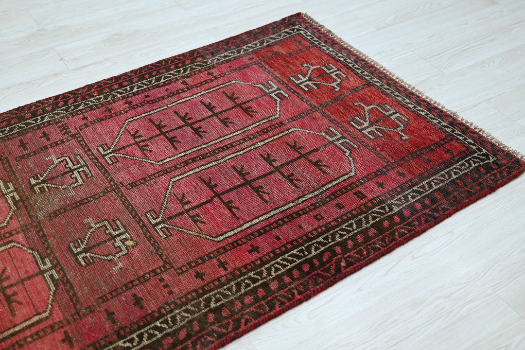 red Accent rug 3' 1" x 5' 2"