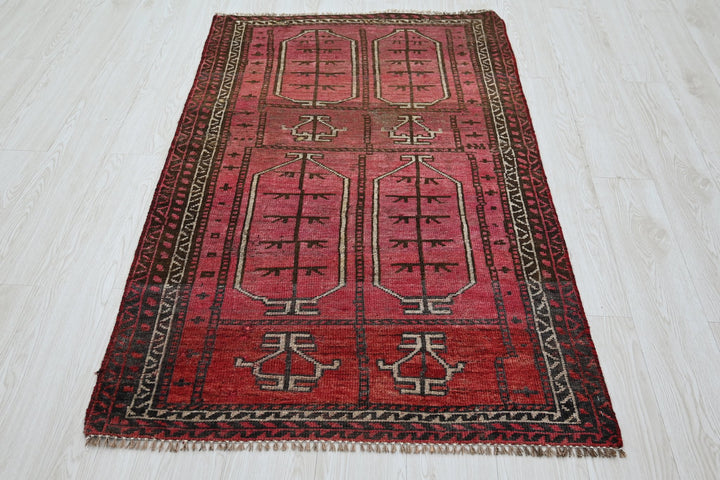 red Accent rug 3' 1" x 5' 2"