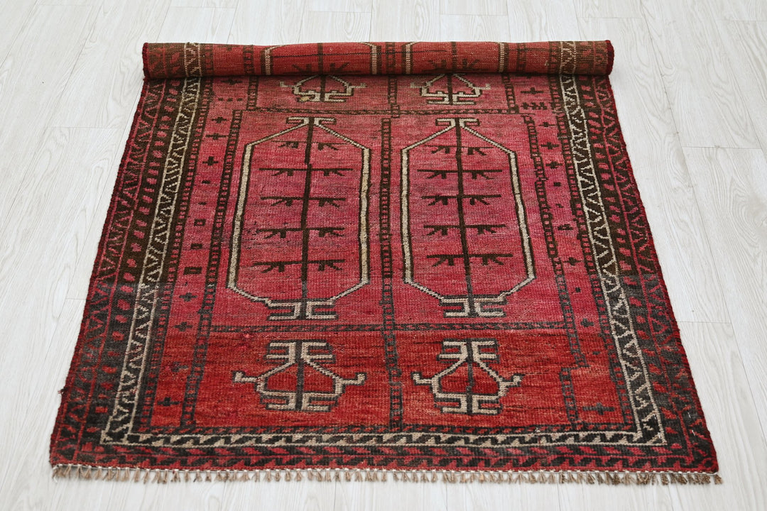 red Accent rug 3' 1" x 5' 2"