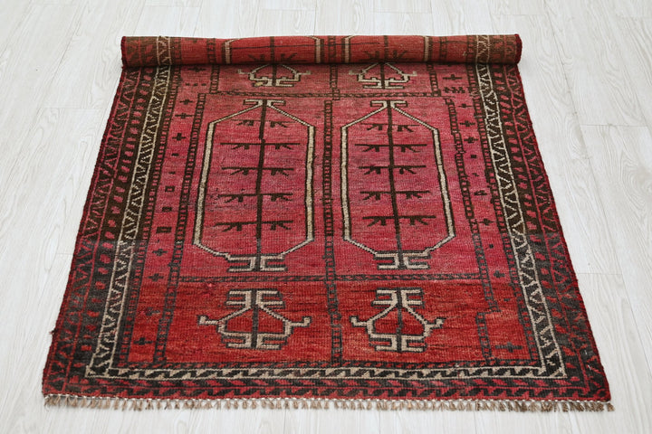 red Accent rug 3' 1" x 5' 2"