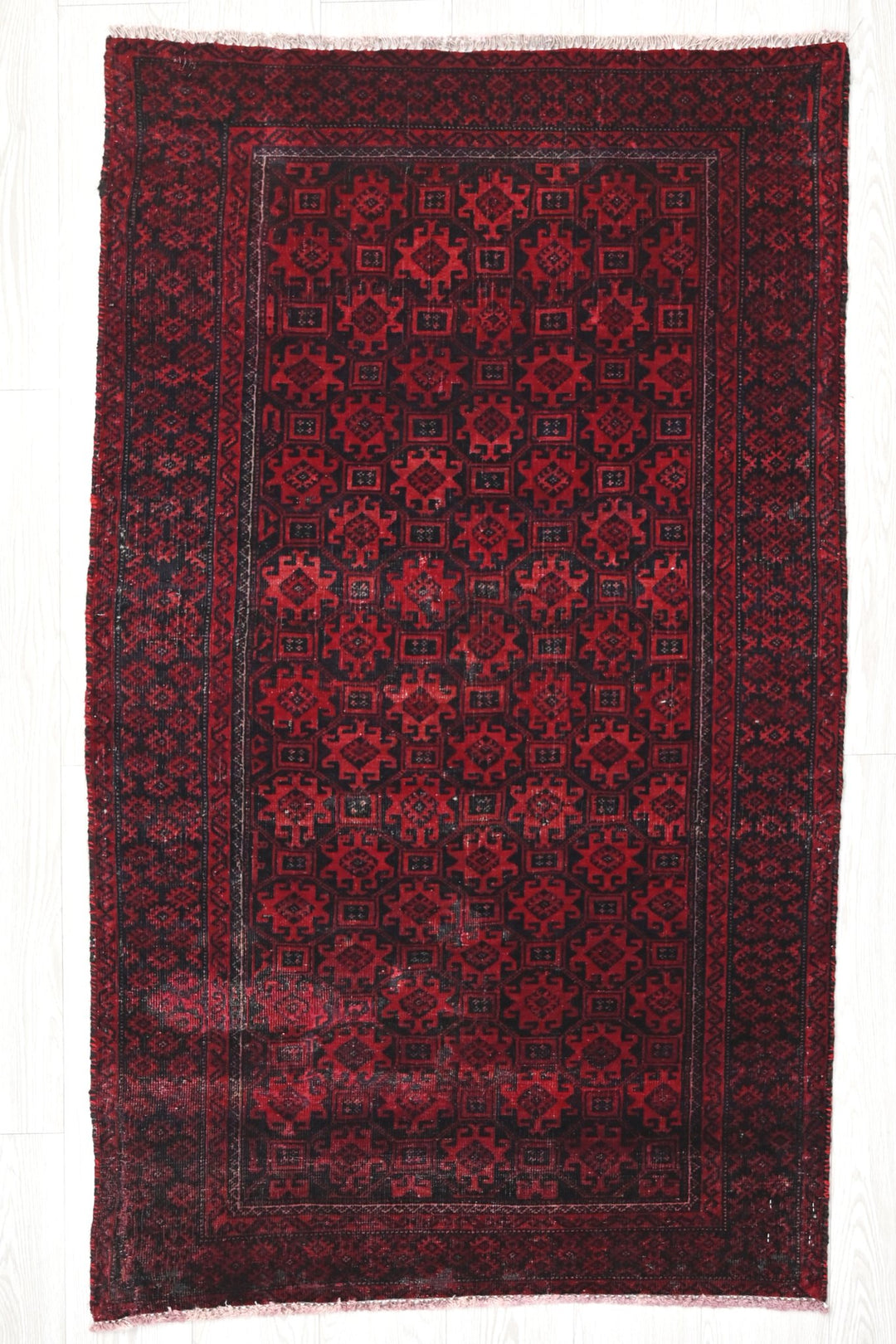 red Accent rug 2' 11" x 5' 0"