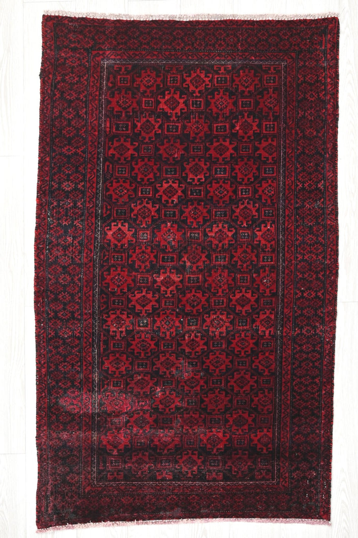 red Accent rug 2' 11" x 5' 0"