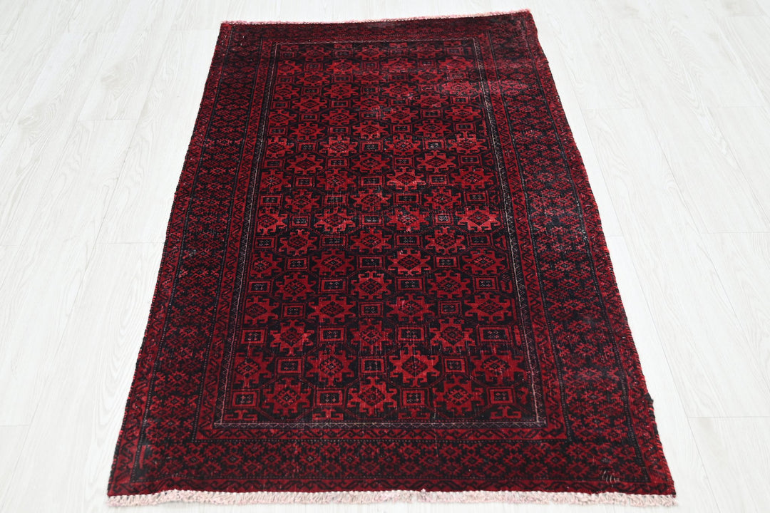 red Accent rug 2' 11" x 5' 0"