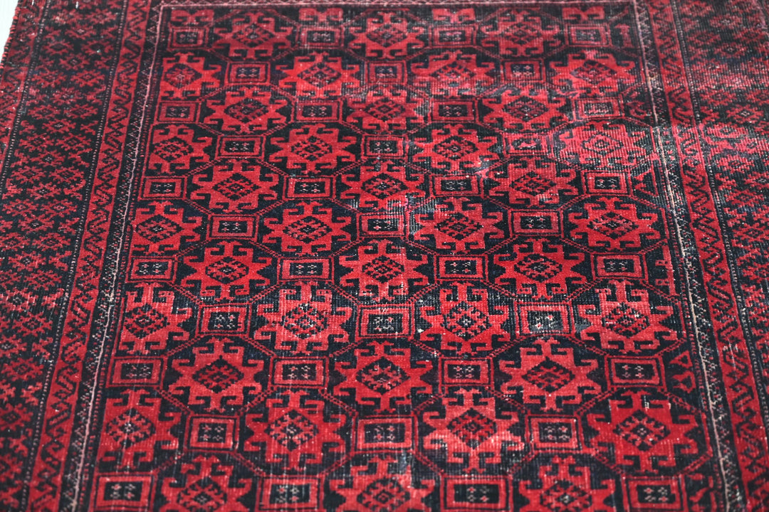red Accent rug 2' 11" x 5' 0"