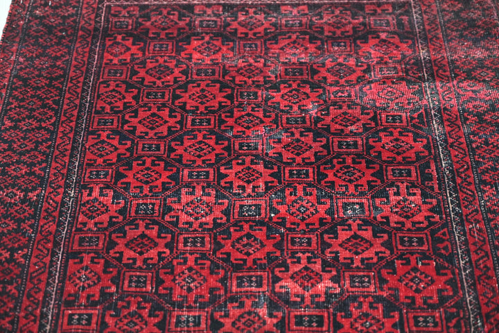 red Accent rug 2' 11" x 5' 0"
